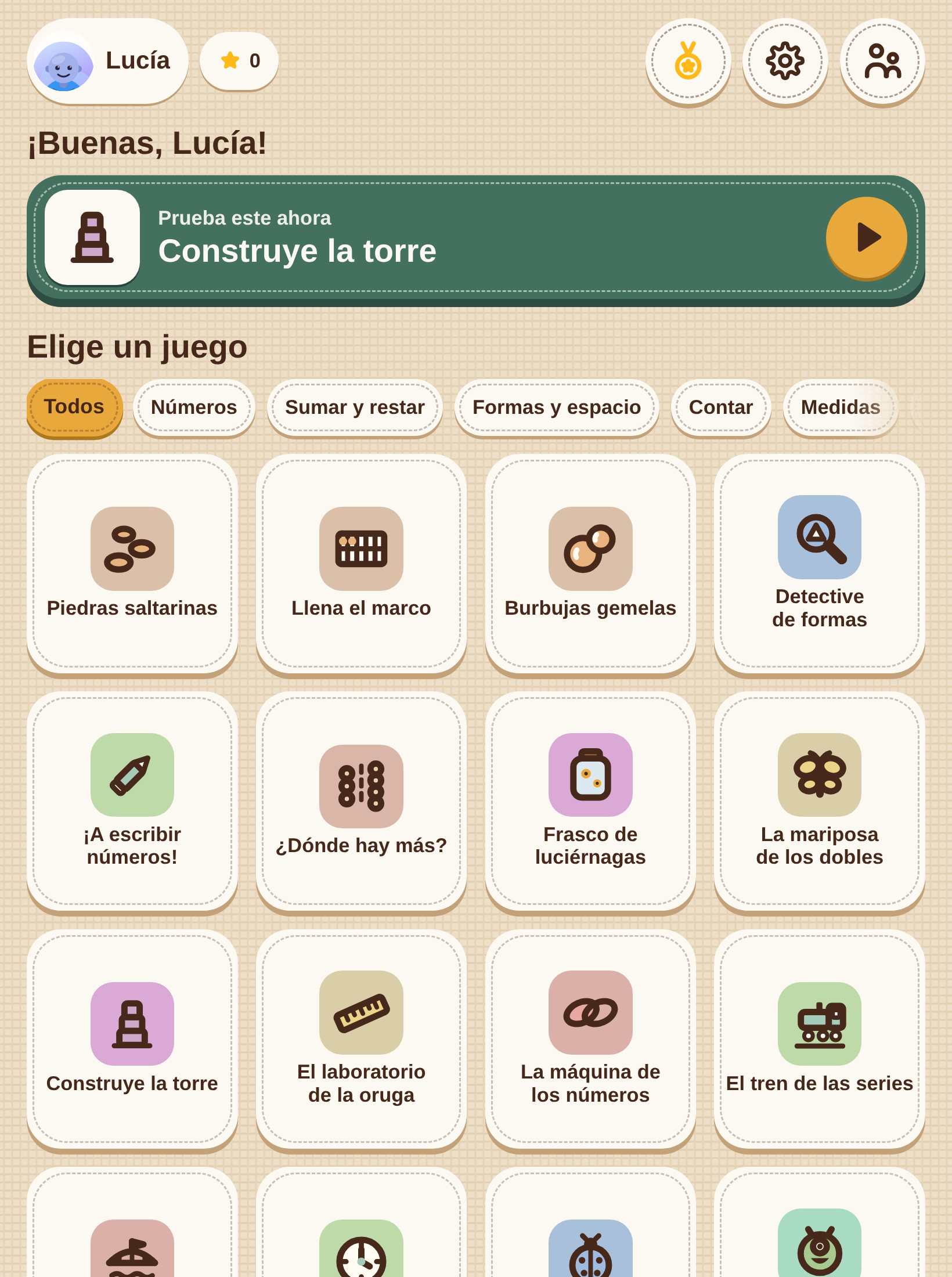 La pantalla de inicio del juego con el nombre del niño y la fila de juegos.
