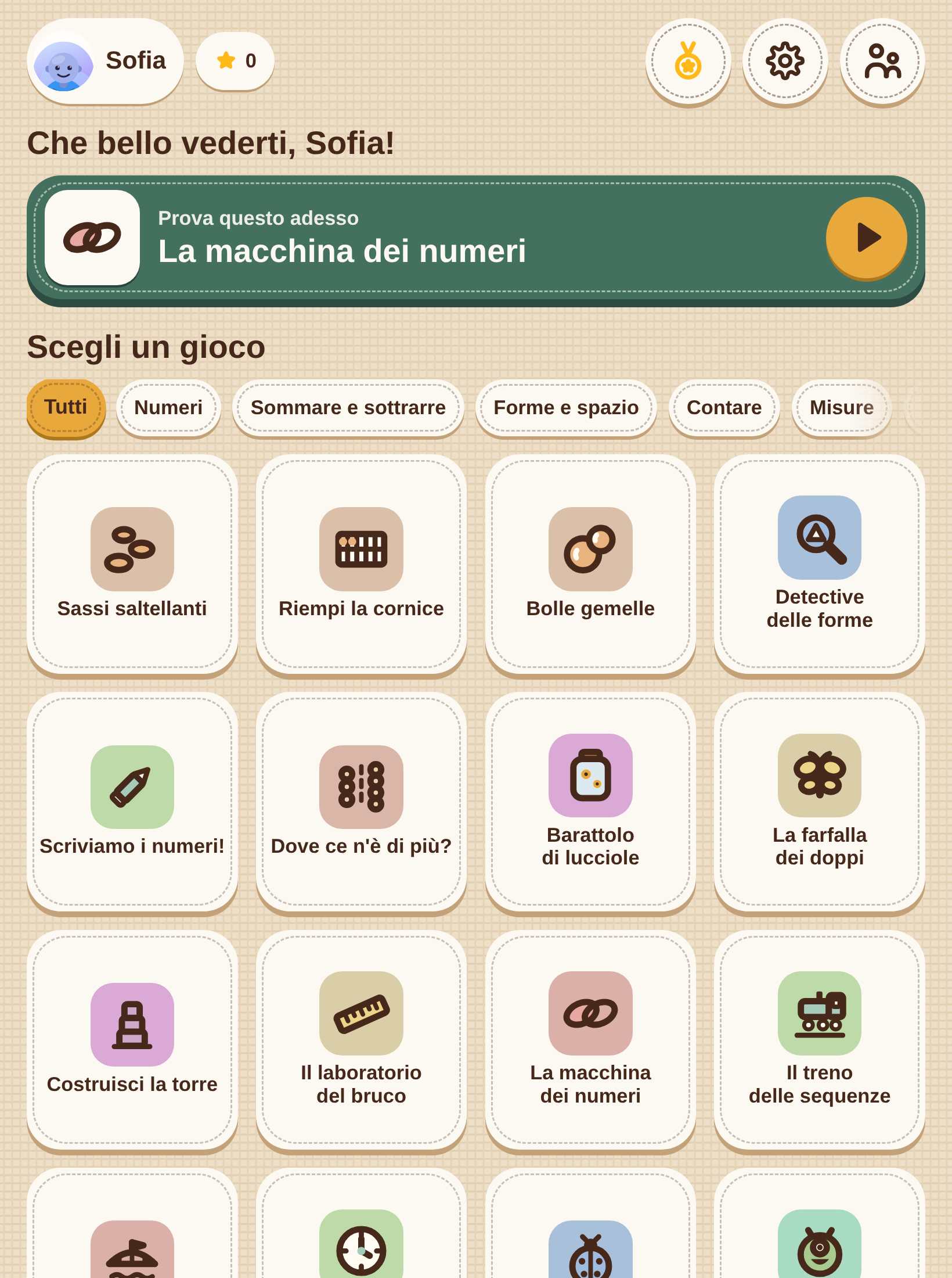 La schermata iniziale del gioco con il nome del bambino e la fila di giochi.